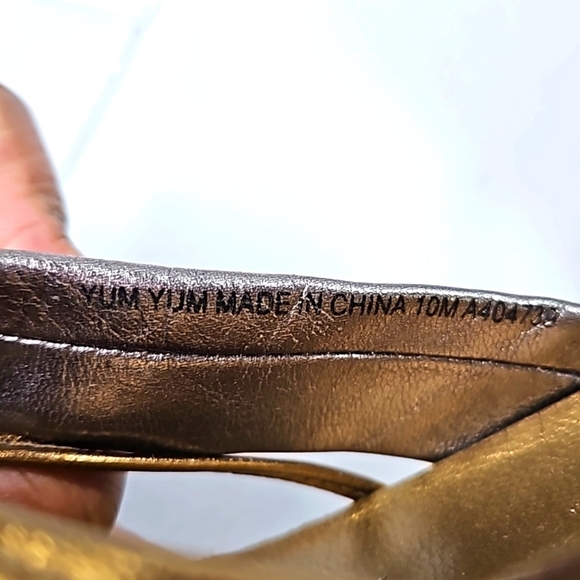 Kenneth Cole Reaction Yum Yum Bronze Metallic Thong Sandals Size 10 - Picture 5 of 9